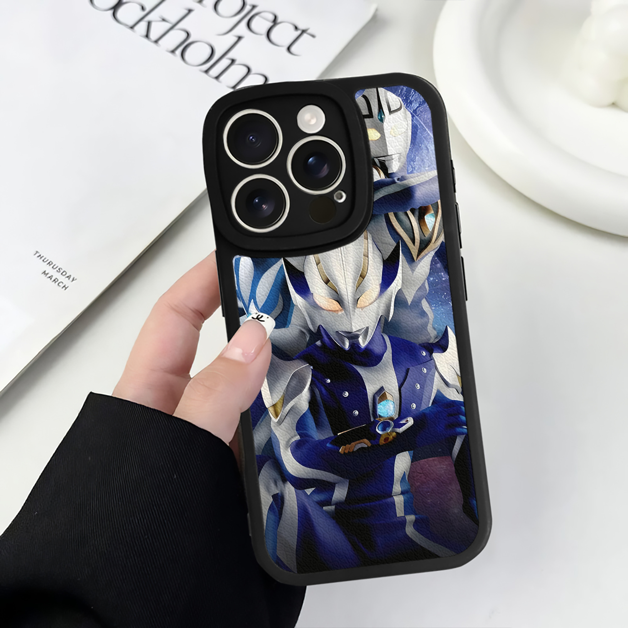 （画像用） ウルトラマン Ultraman 【iPhone 16シリーズ対応】シリコンスマホケース（レザー調） 材質：シリコン